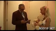 Jouer Le favori de la personne inexpérimentée est invité par un instructeur ancien et libidineux