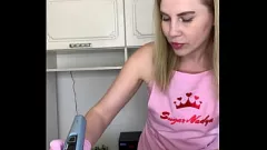 Reproduzir Loira sexy MILF em uniforme dá depilação íntima para um pau duro