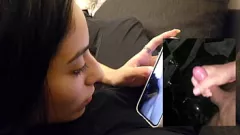 Jouer La carina ragazza nerd reagisce ai grossi cazzi dei suoi amici