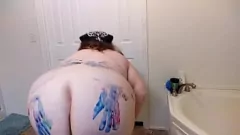 Jouer BBW Midnight Desires : une déesse bien roulée se peint la chatte avec les doigts