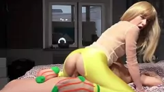 Jouer Bionda dal cazzo grosso cavalca un cazzo amatoriale in leggings e si sporca