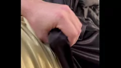 Reproduzir Garanhões esportivos em shorts e camisetas brilhantes ficam safados na quadra