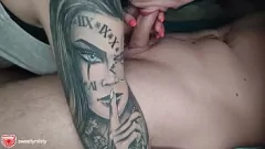 Calda bruna con un intenso pompino in gola profonda e una sborrata