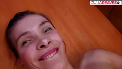 Odtwórz Doświadczona MILF uprawia intensywny trójkąt z dwoma zboczonymi kutasami