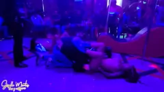 Reproduzir Orgia pública com minha namorada: os fãs não se cansam de nosso festival de sexo e Squirt