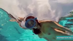 Abspielen Die Unterwasser-Masturbationsshow der brutzelnden Schwester Candy