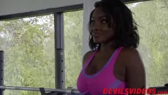 Jouer Ebony Fitness Instructor ne peut pas résister à la grosse bite de son client