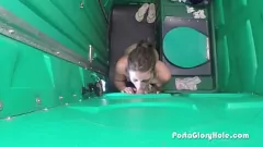 Reproduzir Boquete público no Gloryhole: primeira vez gozando para o pau de um estranho