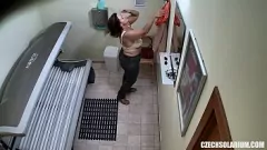 Redare MILF fără rușine expusă: o cameră ascunsă în solar