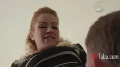 Odtwórz Zakazana pasja młodego pasierba: ruchanie mokrej cipki jego blond macochy