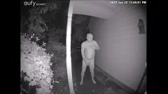 Redare Camera soneriei surprinde un exhibiționist matur fumând