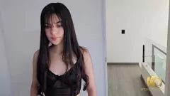 Reproducir La pequeña agente inmobiliaria Laura Ib follada por el primer cliente en un casting