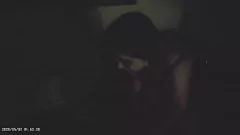 Bochtige Franse MILF in donkere hotelkamer. Natte poesrit. Massieve bruine lul