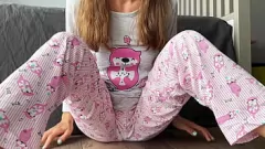 Jouer Fantasia di diteggiatura delle tette piccole della sorellastra in pigiama attillato