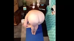 Reproducir Yoga de la mañana con vee tetona: grandes tetas y jugoso culo expuesto
