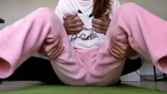 Reproduzir Mistiga asiática de 18 anos com peitos pequenos prazere sua buceta molhada em lingerie