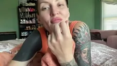Odtwórz Ogromna sesja solo z dużym dildo i twerkingiem