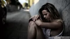 Jouer Street Kid ottiene un pompino intenso in profondità e una figa ruvida martellante