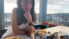Jouer Teen Brunette du site de rencontres obtient une pick-up public baise au premier rendez-vous
