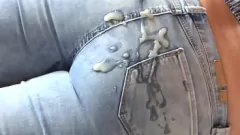 Afspelen Blonde MILF laat stiefzoon's jeans-geklede enorme pik klaarkomen in haar perfecte kont