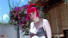 Afspelen Europese roodharige punk babe strippen naar buiten