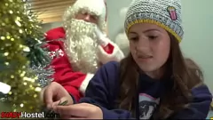 Reproducir Trío de Navidad tetona: las putas curvas comparten la gran polla de Santa en la habitación del albergue