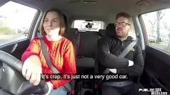 Odtwórz Brunetka amator z dużymi cyckami staje się niegrzeczna w Pov Car Cuck