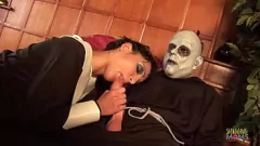 Jouer La ricerca di Blonde Milf per il suo coniglio porta al sesso di gruppo selvaggio con le brune nelle calze
