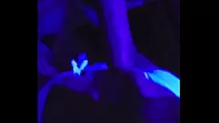 Redare Muie caldă și aburită de lumină neagră
