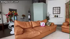 تشغيل الأطفال المثليين الوشم يصبحون شنيعين مع لعق كس وإصبعه