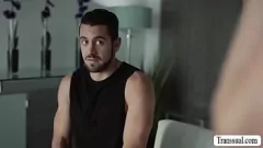 Redare Hung TS Shemale Barebacks prieten cu penis mare și oferă o muie intensă