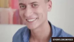 Abspielen Cuckold-Ehemann sieht zu, wie die blonde Ehefrau Emily Ross in Strümpfen hart in ihre enge Muschi gefickt wird