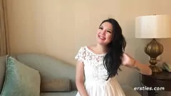 Jouer Sessione solista intima di Ameliya: sditalinare la sua figa rasata in camera da letto