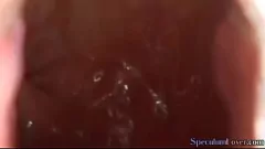 Reproducir Nena rubia estira su culo abierto con un espéculo después de una intensa digitación y juego con juguetes