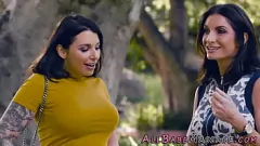 Reproducir Silvia Saige e Ivy Lebelle en una ardiente sesión de masaje lésbico con tijeras y dedos