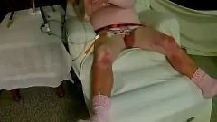 Reproduzir Sizzling Sissy Crossdresser recebe sua bexiga lavada com 500ml de água em uma hipnotizante sessão de drenagem de urina por cateter