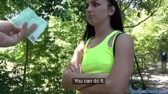 Odtwórz Niesamowity lodzik na świeżym powietrzu z naprawdę naciągniętą europejską brunetką-amatorką, która daje głowę za gotówkę szczęśliwemu kolesiowi w POV