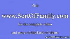 Abspielen Tabu-Dreier mit einem heißen Teenager und einer reifen MILF mit Nahaufnahmen und großen Titten