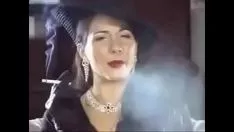 Oynat Nikki, duman fetişi küçük hanım.