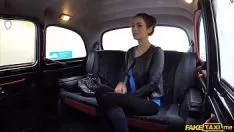 Reproduzir Este gatinho russo de cabelos lisos molhados necessariamente uma bondade e severamente foda