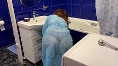 Jouer Maman était en train de laver le bain et à l'improviste a reçu un sashay dans le cul de son fils