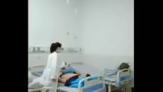 Reproduzir Médica japonesa fode papel afetado na cama da enfermaria