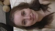 Jouer Bosomy brunet availableings nous présente ses seins