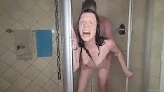 Redare Fucworld-beater o milf minusculă sub duș, cum în kity-cat