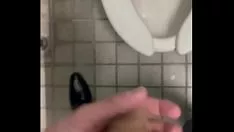 Afspelen 公衆トイレでオナニー