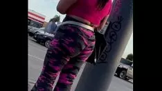 Abspielen Mitten in der Latina lass mich meinen Gummischuh an ihrem Schultergelenk streicheln