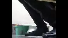 Abspielen 偷拍西裝大叔廁所打手槍