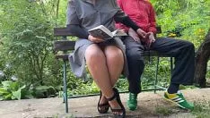 Jouer La vecchia milf si fa scopare come succhiare il suo sashay all'aperto