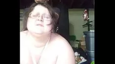 Reproducir Regalando a la mujer casada de mi camarada de "pisar" desear a la gorda puta que es