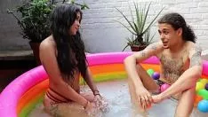 Play Me follo a mi woodrow charles hermanastra cachonda en la piscina